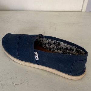 Toms Youth Classic Canvas shoes; sz 5; navy; unisex; excellent condition